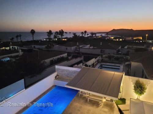 a villa with a swimming pool at sunset at OCEAN MARINA GOLF Villa in San Miguel de Abona