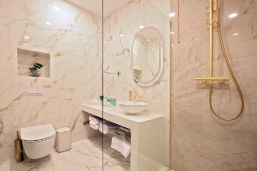 La salle de bains est pourvue d'une douche, de toilettes et d'un lavabo. dans l'établissement Hotel Artemis, à Oradea