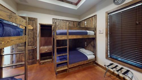 מיטה או מיטות קומותיים בחדר ב-Hill Country Hideaway