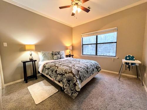 - une chambre avec un lit et un ventilateur de plafond dans l'établissement Peaceful Reflections at Farr Shores, à Hot Springs