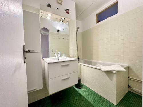 Baño blanco con lavabo y espejo en Appartement Lumineux 3 chambres, en Marcq-en-Baroeul