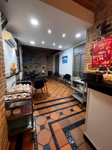 um quarto com um restaurante com mesas e cadeiras em Hotel Nelson - Bab El Oued em Bab el Oued