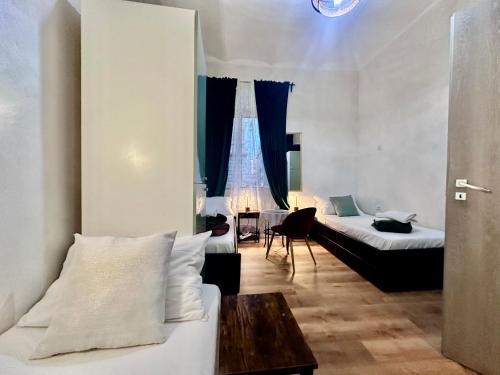 - une chambre avec un lit et une table dans l'établissement Român Holidays, à Rome