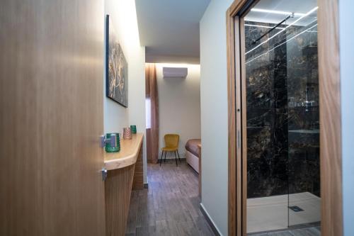 Habitación con baño con lavabo y ducha. en La Scogliera In, en Aci Castello