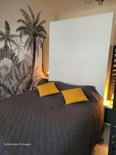 - une chambre avec un lit et 2 oreillers jaunes dans l'établissement Studio L'Echappée 3 étoiles, à Nyons