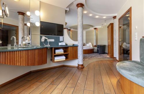 a bathroom with a sink and a mirror at Hotel Himmelreich in Wals