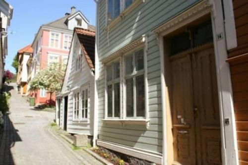 dos edificios en una calle junto a un edificio en A Double Room - Not a complete apartment - Perfect Location for exploring the City by walking, en Bergen