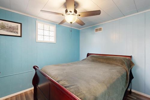 a bedroom with a bed with a ceiling fan at Alpine Dreams in Champion