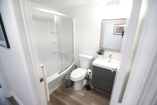 uma casa de banho com um WC, um chuveiro e um lavatório. em The Lofts on Clematis 601 Downtown West Palm Beach em West Palm Beach