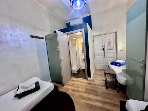 ローマにあるRomân Holidaysのベッド2台とバスルームが備わる小さな客室です。