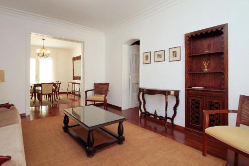 - un salon avec une table et des chaises dans l'établissement Classic SP House in High End Neighborhood, à São Paulo