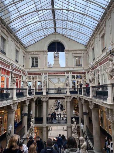 Une foule de personnes marchant dans un grand bâtiment dans l'établissement Appartement avec jardin Duchaffault 44100Nantes, à Nantes