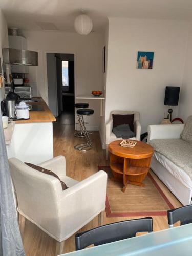 un salon avec un canapé et une table dans l'établissement Appartement avec jardin Duchaffault 44100Nantes, à Nantes