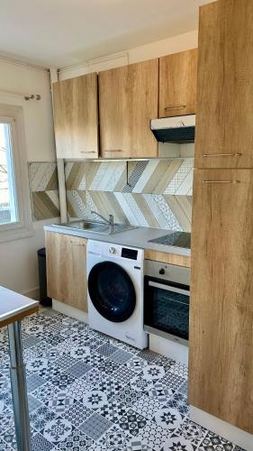 Il comprend une cuisine équipée d'un lave-linge et d'un sèche-linge. dans l'établissement LE BORD DE LA LOIRE - chambre avec salle de bains commune, à Nantes