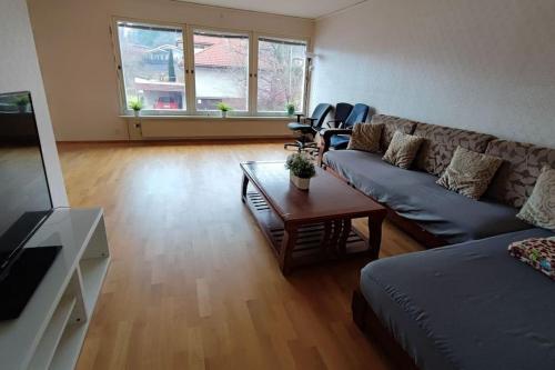 ein Wohnzimmer mit einem Sofa und einem Couchtisch in der Unterkunft Sollenatuna cozy & spacial house in Sollentuna