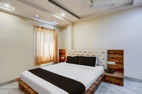 - une chambre avec un grand lit dans l'établissement SPOT ON Sai P Guest House, à Varanasi