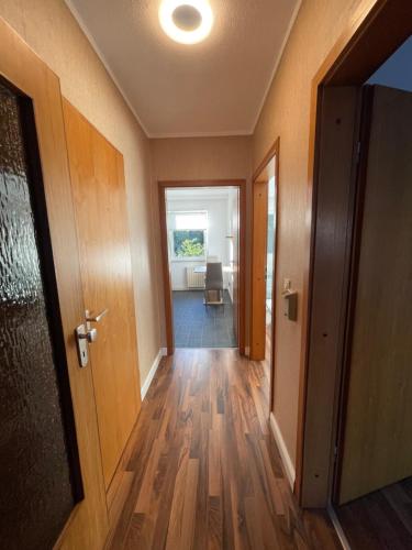 ein leerer Flur mit Tür und Zimmer in der Unterkunft CITY HAUS für 8 Personen in Bremen