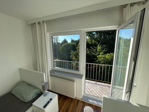 Zimmer mit einem Bett und einem großen Fenster in der Unterkunft CITY HAUS für 8 Personen in Bremen