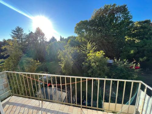 balcón con vistas a un bosque de árboles en CITY HAUS für 8 Personen en Bremen