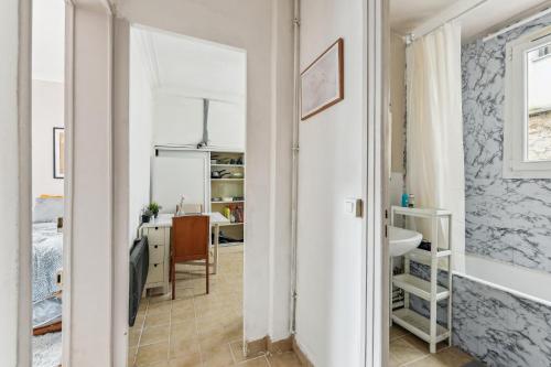 Cette chambre comprend un lit, un bureau et un miroir. dans l'établissement Superbe appartement à Paris, à Paris