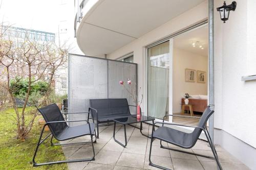 a patio with a table and chairs on a balcony at Wohnung im Herzen Münchens in Munich