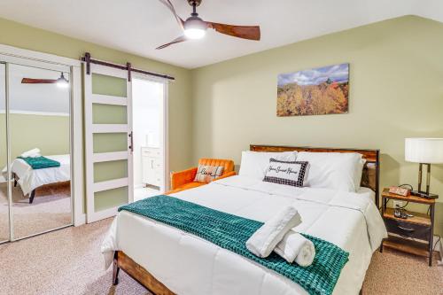White HavenにあるCozy Cabin with Deck Less Than 1 Mi to Jack Frost Resort!のベッドルーム1室(ベッド1台付)、スライド式ガラスドアが備わります。