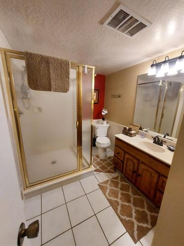 een badkamer met een douche, een wastafel en een toilet bij Awesome Location, quiet area in Harrisville