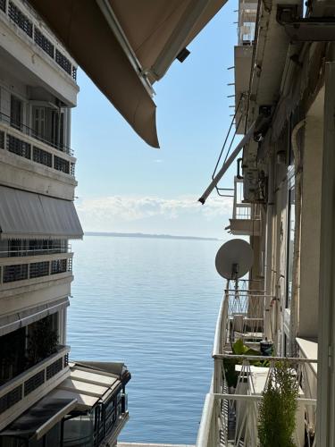 Uma vista do mar tirada do apartamento