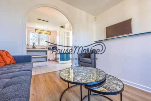 un salon avec un canapé et une table dans l'établissement Jolie maison Saint Enogat - Ti Mad, à Dinard
