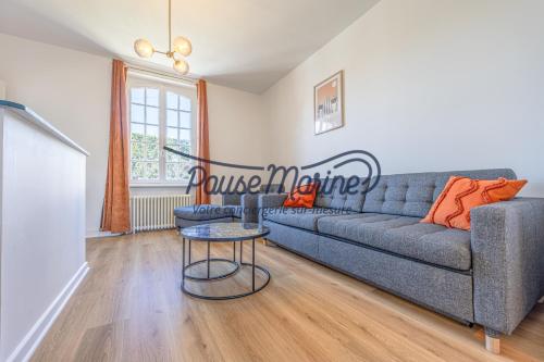 un salon avec un canapé et une table dans l'établissement Jolie maison Saint Enogat - Ti Mad, à Dinard