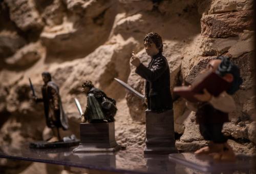 a group of figurines of a man in a cave at Suite privative Le seigneur des anneaux Gondor in Vertaizon