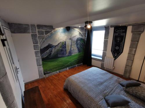 - une chambre avec un grand tableau mural dans l'établissement Suite privative Le seigneur des anneaux Gondor, à Vertaizon