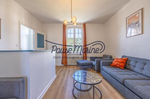 un salon avec un canapé et une table dans l'établissement Jolie maison Saint Enogat - Ti Mad, à Dinard
