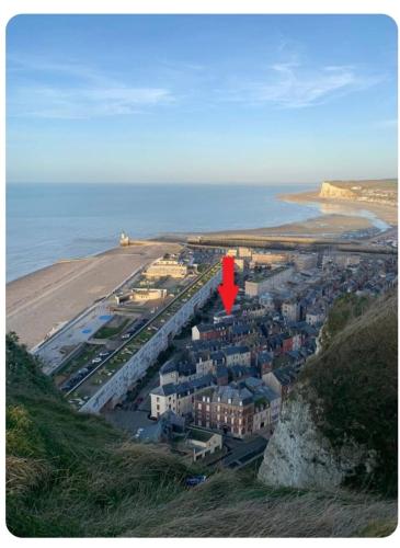 - une vue aérienne sur une ville à côté de l'océan dans l'établissement Entre 2 flots 1, au Tréport