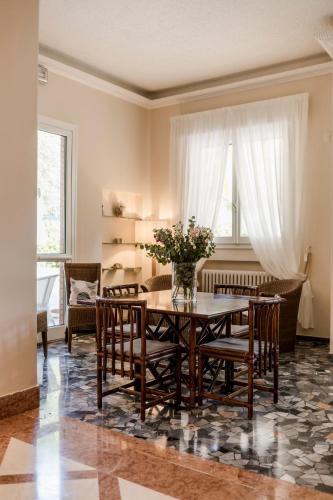 a dining room with a table and chairs at Villa Arizona in Milano Marittima