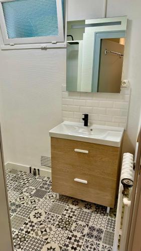 une salle de bain avec un lavabo et un miroir dans l'établissement LE BORD DE LA LOIRE - chambre avec salle de bains commune, à Nantes