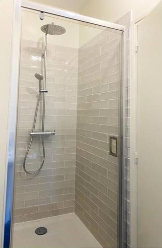 une douche avec une porte vitrée dans une salle de bain dans l'établissement Studio Il Nido 1, wifi, parking à 50m de la plage, à Villers-sur-Mer