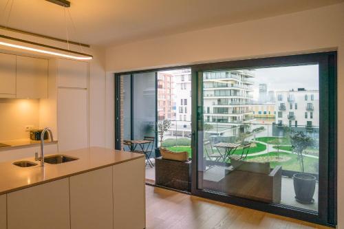 uma cozinha com uma grande janela com vista para a cidade em Vakantieappartement Oosteroever Oostende em Ostend