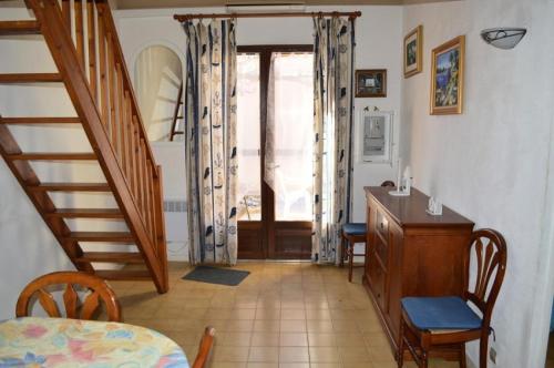 - un salon avec un escalier, une table et des chaises dans l'établissement Résidence Grande Bleue - VILLA T2 MEZZANINE 6 couchages PORT LEUCATE MAE-4674, à Port-Leucate