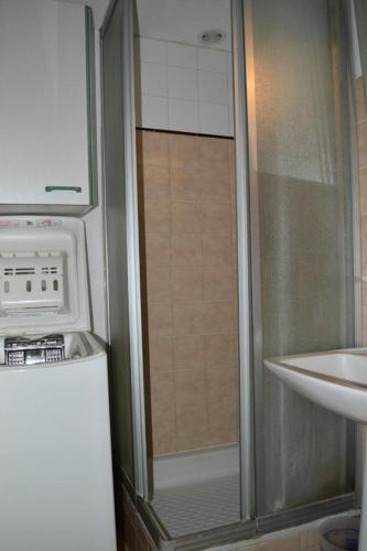La petite salle de bains est pourvue d'une douche et d'un lavabo. dans l'établissement Résidence Grande Bleue - VILLA T2 MEZZANINE 6 couchages PORT LEUCATE MAE-4674, à Port-Leucate