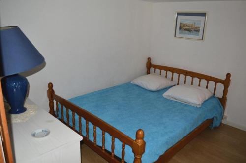 - une chambre avec un lit doté d'une couverture bleue et d'une lampe dans l'établissement Résidence Grande Bleue - VILLA T2 MEZZANINE 6 couchages PORT LEUCATE MAE-4674, à Port-Leucate