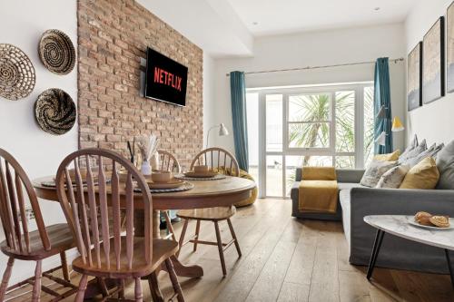 a living room with a table and chairs and a couch at Urban Elegance - 2 Bed Luxury City Retreat in Nottingham