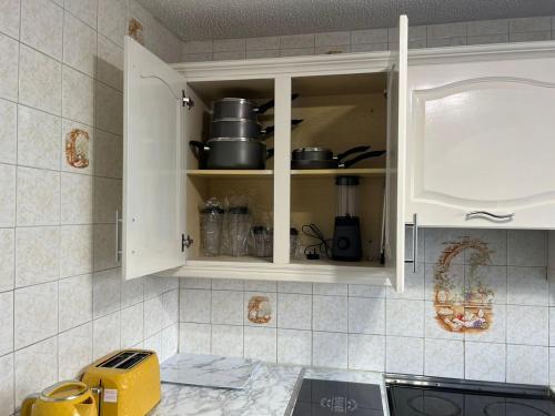 Kuchyň nebo kuchyňský kout v ubytování Birmingham Peculiar Apartment 2-Bedrooms