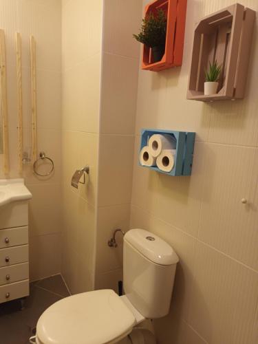 uma pequena casa de banho com WC e lavatório em APARTMENT STUDIO DELUXE MARINA CAPE 4 stars resort 33 5 em Aheloy