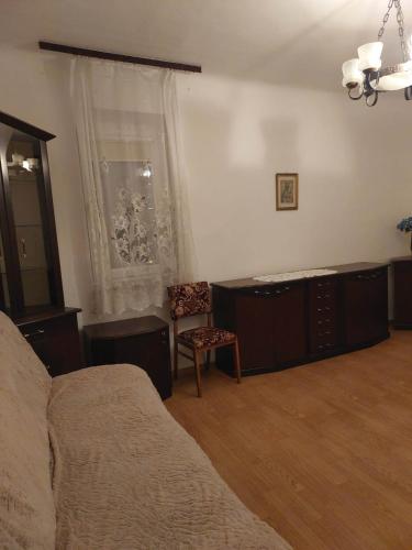 - une chambre avec un lit, une chaise et une fenêtre dans l'établissement 2-кімнатна квартира, à Varsovie