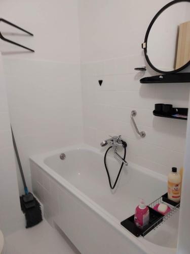 La salle de bains est pourvue d'une baignoire avec un miroir. dans l'établissement 2-кімнатна квартира, à Varsovie