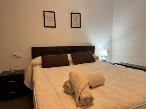 A bed or beds in a room at APARTAMENTO ROMELIA bajo A