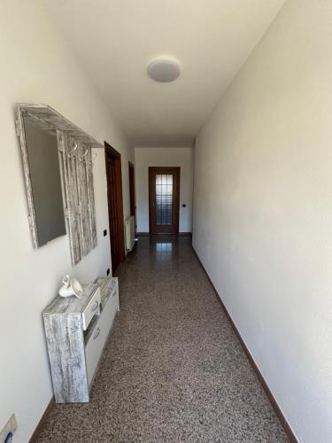 un couloir vide avec lavabo et miroir dans l'établissement The Grace Place Oleggio, à Oleggio