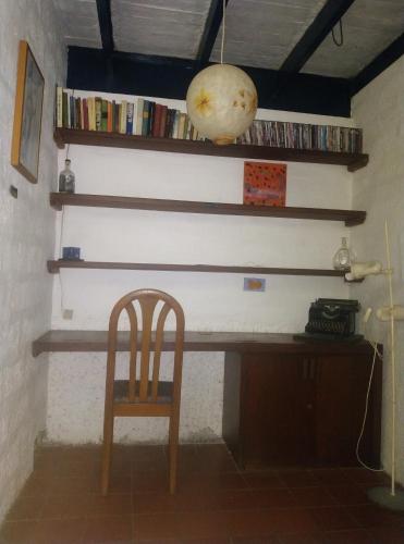 Perpustakaan di rumah tamu ini