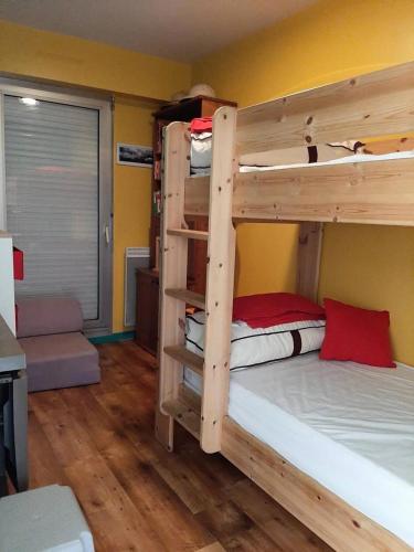 une chambre avec deux lits superposés dans une pièce dans l'établissement Résidence Guemadeuc - L'Orchidée du Val André - Bain de mer à 150m MAE-7594, à Pléneuf-Val-André